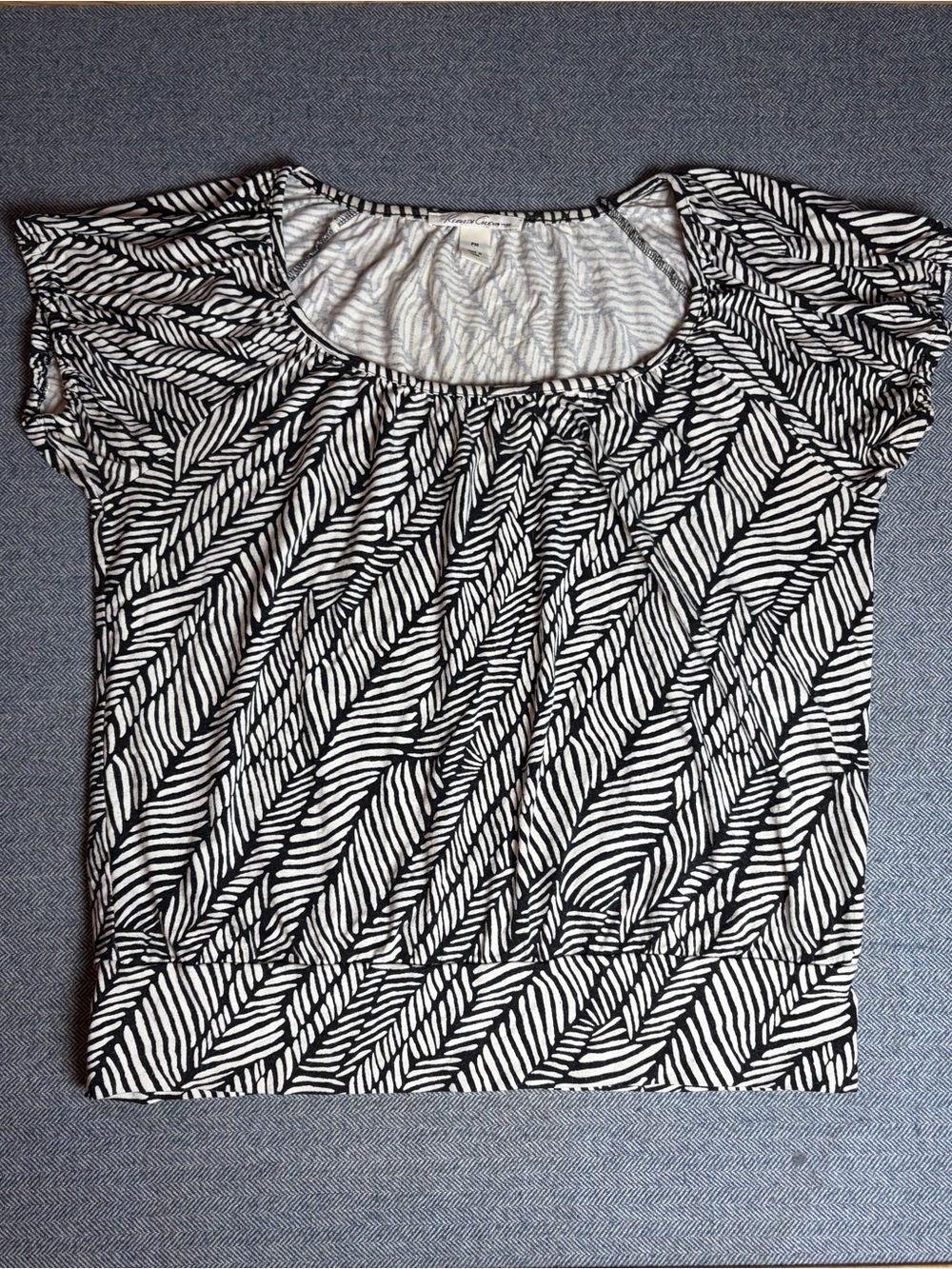 Kenneth Cole New York Black and White Leaf-Print Scoop Neck Top Size Petite Med
